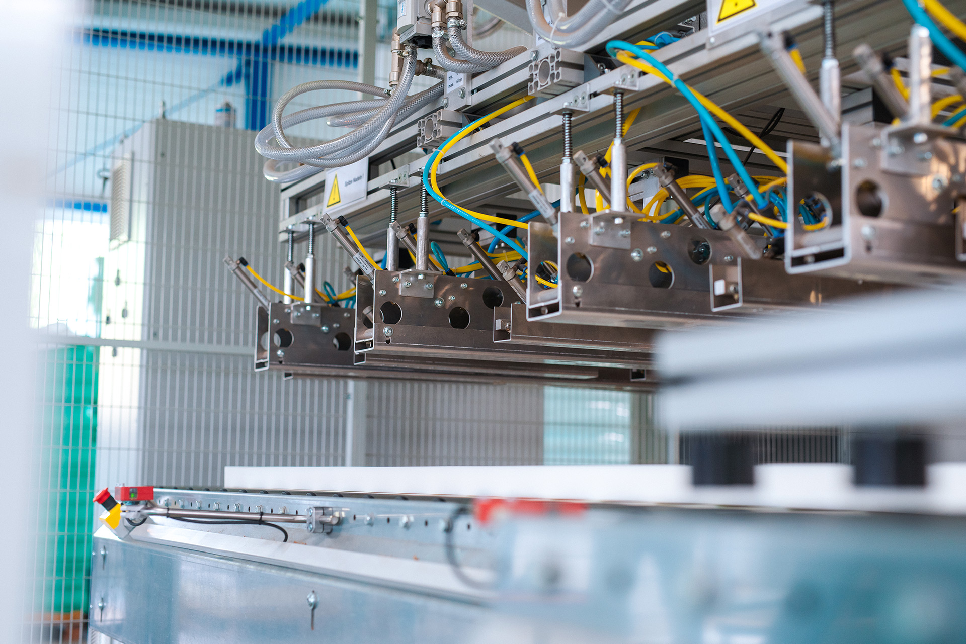 Die Maschine von Schwebewerk arbeitet an der Matratze
