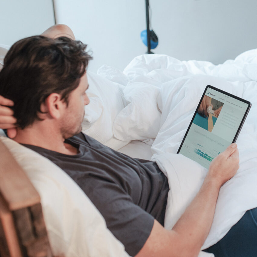 Mann nach der Beratung mit iPad im Bett